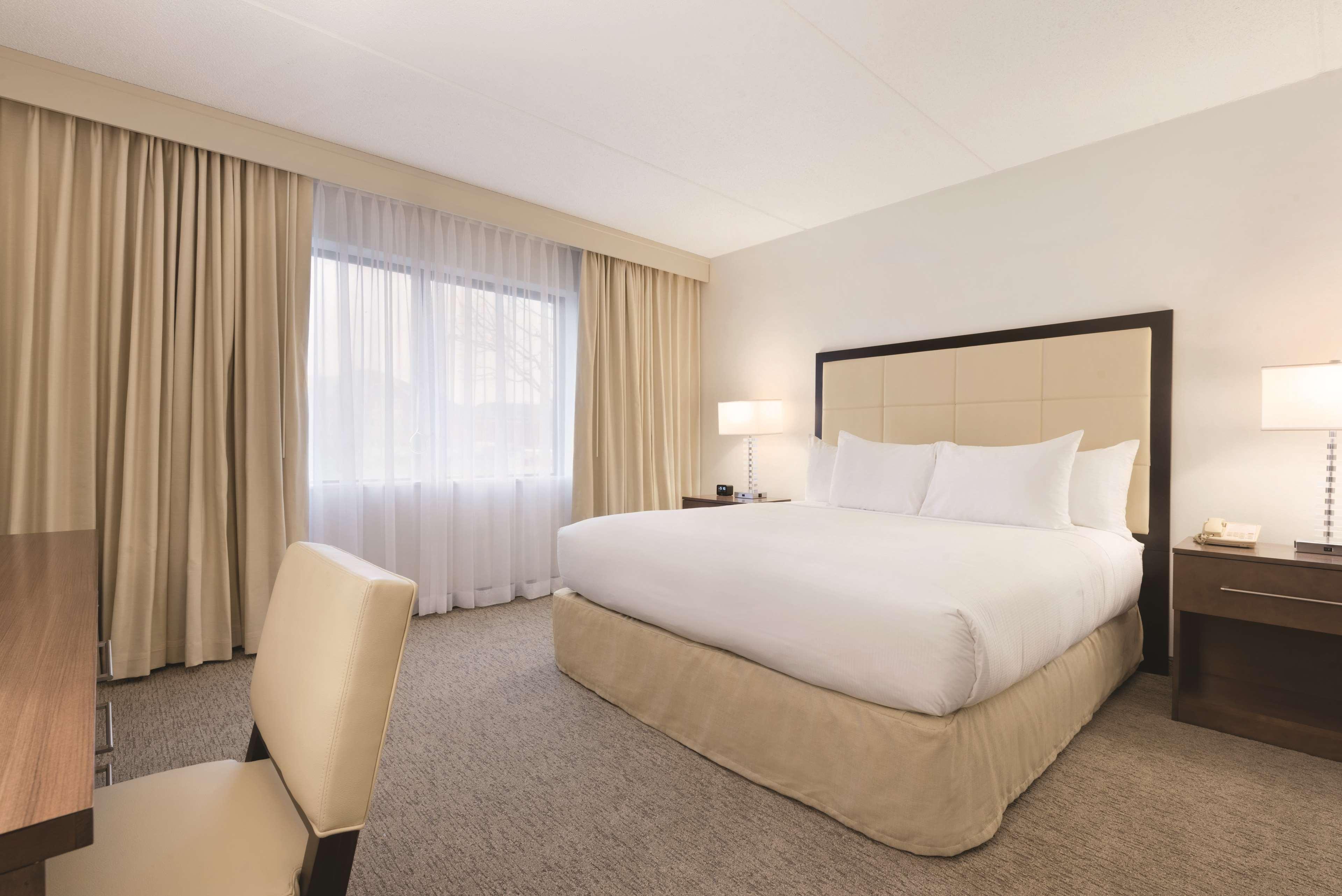 Embassy Suites By Hilton Milwaukee Brookfield Eksteriør billede