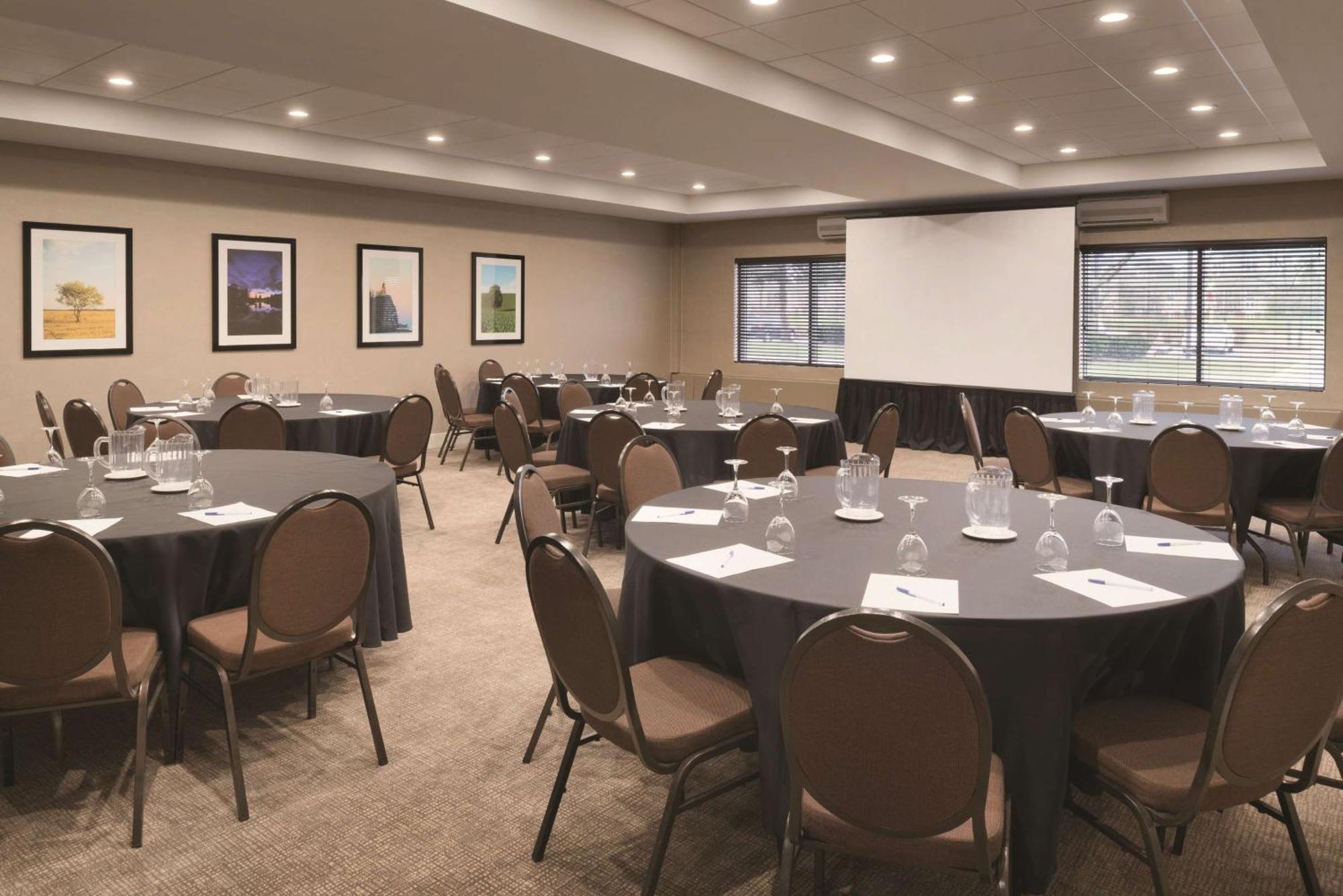Embassy Suites By Hilton Milwaukee Brookfield Eksteriør billede